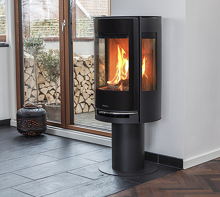 Aduro 9.3 Lux stove on a pedestal