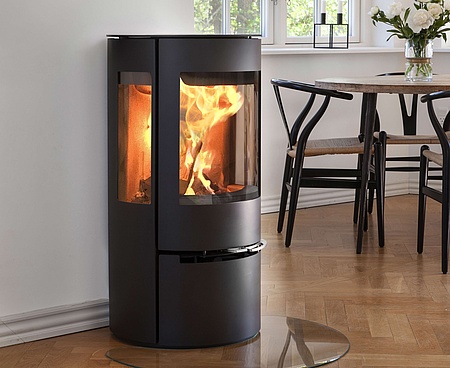 Exclusive wood burning stove with rounded combustion chamber